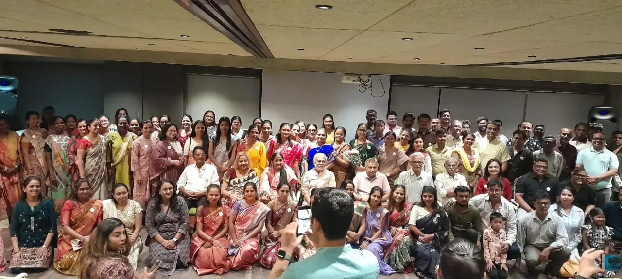 શાળા પરિવારનો સમૂહ ફોટો